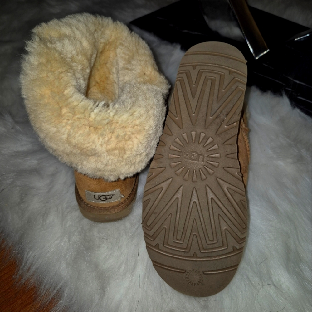 BAILEY BUTTON POPPY UGGS